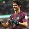 Le gardien marocain Yassine Bounou célébrant après avoir été élu meilleur gardien aux CAF Awards.