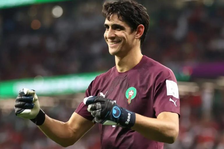 Le gardien marocain Yassine Bounou célébrant après avoir été élu meilleur gardien aux CAF Awards.