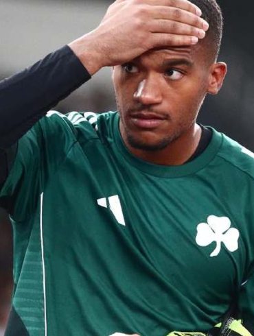 Alban Lafont souriant sous le maillot du Panathinaikos pendant sa relance en Grèce