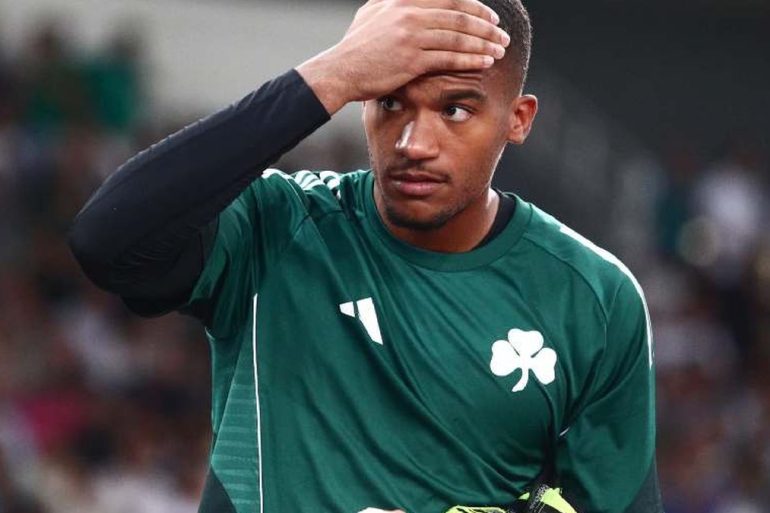Alban Lafont souriant sous le maillot du Panathinaikos pendant sa relance en Grèce