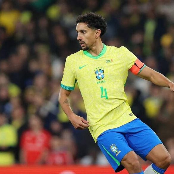 Un joueur de la Tunisie au duel avec un joueur du Brésil lors du match amical terminé sur le score de 1