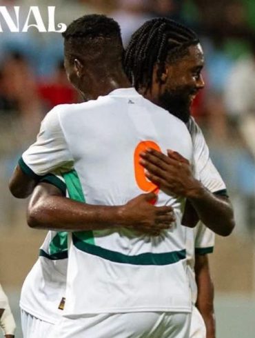 joueurs de la Côte d’Ivoire célébrant un but lors de la victoire 2 0 contre Oman en match amical.