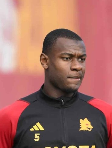 Evan Ndicka est sorti sur blessure avec l’AS Roma à quelques semaines de la Coupe du monde.