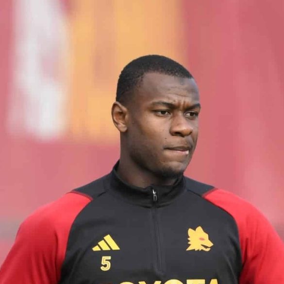 Evan Ndicka est sorti sur blessure avec l’AS Roma à quelques semaines de la Coupe du monde.