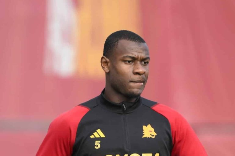 Evan Ndicka est sorti sur blessure avec l’AS Roma à quelques semaines de la Coupe du monde.