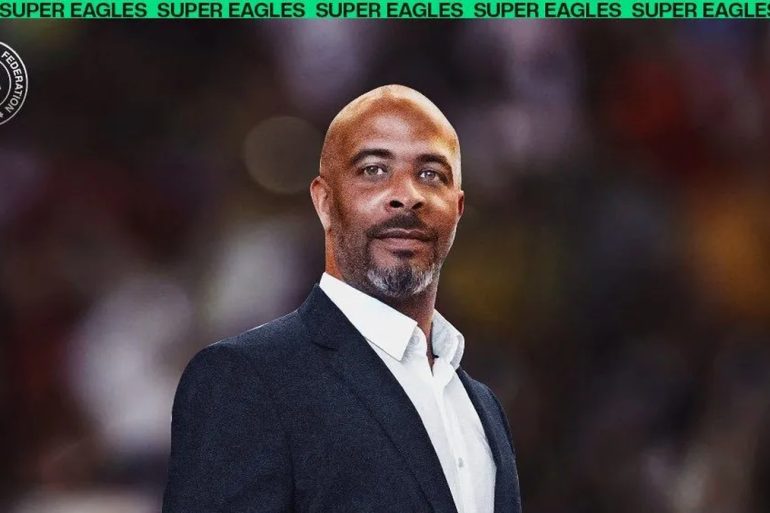 Éric Chelle entraîne le Nigeria lors d’un match officiel pendant la série d’invincibilité.