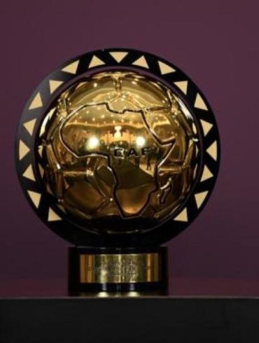 Les trois finalistes du Ballon d’or africain 2025 Mohamed Salah Achraf Hakimi et Victor Osimhen.
