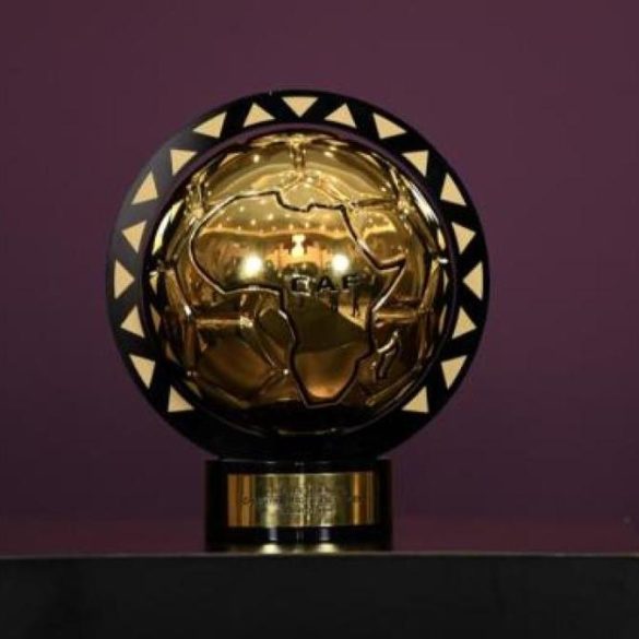 Les trois finalistes du Ballon d’or africain 2025 Mohamed Salah Achraf Hakimi et Victor Osimhen.