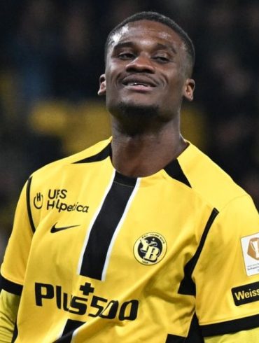 Chris Bedia célèbre un but avec Young Boys en Super League suisse
