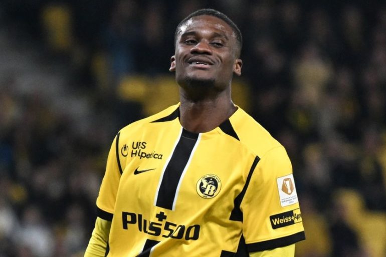 Chris Bedia célèbre un but avec Young Boys en Super League suisse