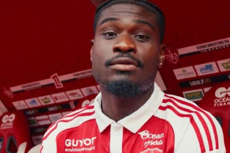 Éric Junior Dina Ebimbe, désormais qualifié par la FIFA pour représenter officiellement le Cameroun.