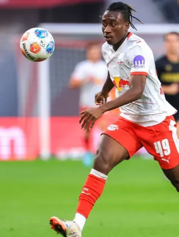 Yan Diomandé rayonnant sous le maillot de Leipzig après son triplé historique en Bundesliga.