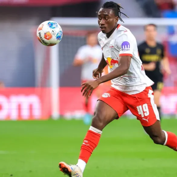 Yan Diomandé rayonnant sous le maillot de Leipzig après son triplé historique en Bundesliga.