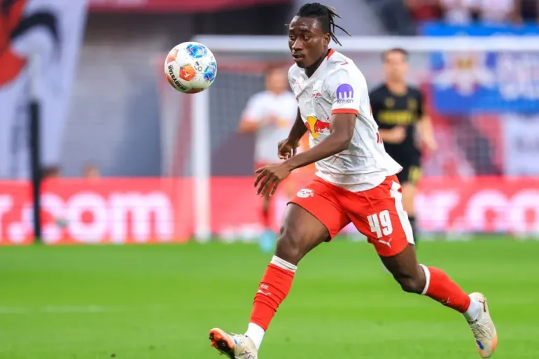 Yan Diomandé rayonnant sous le maillot de Leipzig après son triplé historique en Bundesliga.