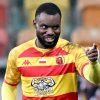 Afimico Pululu pose sous le maillot de son club aux côtés du classement des buteurs congolais à l’étranger.