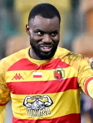 Afimico Pululu pose sous le maillot de son club aux côtés du classement des buteurs congolais à l’étranger.