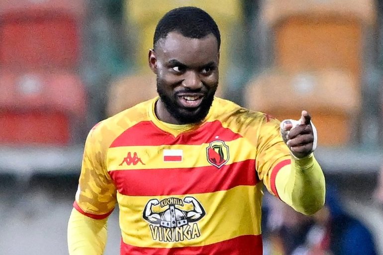 Afimico Pululu pose sous le maillot de son club aux côtés du classement des buteurs congolais à l’étranger.