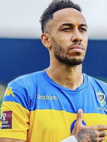 Pierre-Emerick Aubameyang averti par l’arbitre lors d’un match du Gabon, avant son forfait pour le premier match de la CAN 2025.