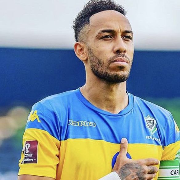 Pierre-Emerick Aubameyang averti par l’arbitre lors d’un match du Gabon, avant son forfait pour le premier match de la CAN 2025.