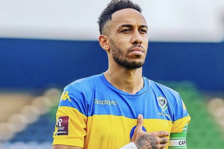 Pierre-Emerick Aubameyang averti par l’arbitre lors d’un match du Gabon, avant son forfait pour le premier match de la CAN 2025.