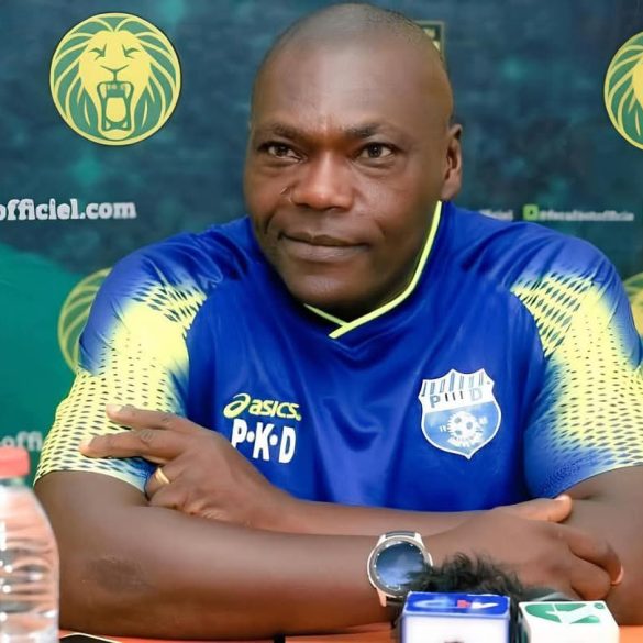 David Pagou en conférence de presse devant les micros de la Fécafoot pour sa présentation comme sélectionneur du Cameroun.