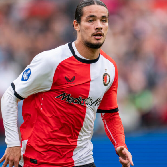 Anis Hadj Moussa, ailier de Feyenoord, est sérieusement ciblé par l’OM pour renforcer son secteur offensif cet hiver.
