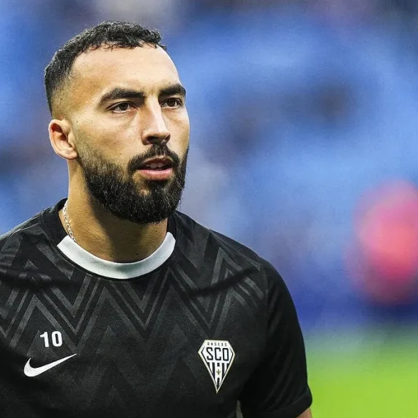 Himad Abdelli sous les couleurs d’Angers SCO lors d’un match de championnat.