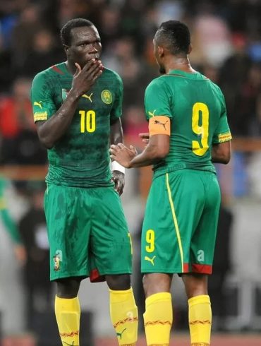 Samuel Eto’o et Vincent Aboubakar se retrouvent au cœur d’une polémique avant la CAN 2025 au Maroc.