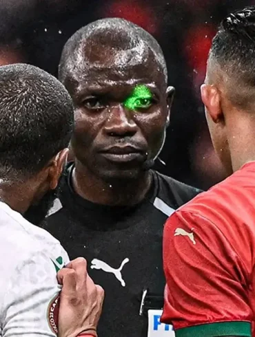 Jean-Jacques Ndala, arbitre du Maroc Comores, au cœur d’un incident lié à des lasers en tribunes.