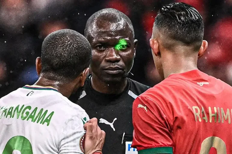 Jean-Jacques Ndala, arbitre du Maroc Comores, au cœur d’un incident lié à des lasers en tribunes.