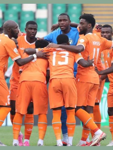 La sélection de Côte d’Ivoire pose en équipe avant un match, fière de ses trois titres et prête pour une 26e participation à la CAN au Maroc.