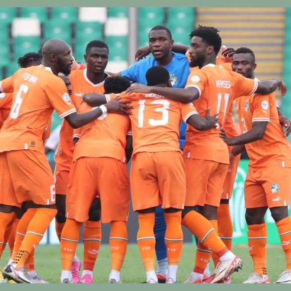 La sélection de Côte d’Ivoire pose en équipe avant un match, fière de ses trois titres et prête pour une 26e participation à la CAN au Maroc.