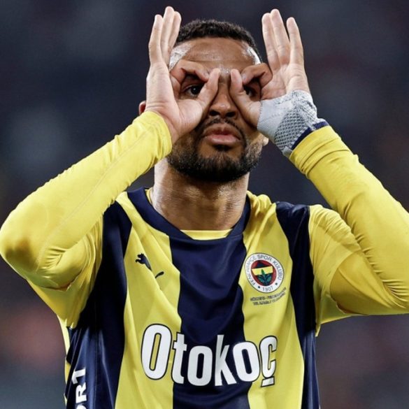 Youssef En Nesyri célèbre un but sous les couleurs de Fenerbahçe, alors que son avenir au club semble déjà compromis.