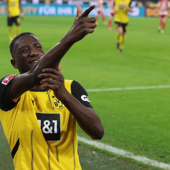 Serhou Guirassy, serial buteur de Dortmund, est suivi de près par le FC Barcelone grâce à une clause libératoire d’environ 50 M€.