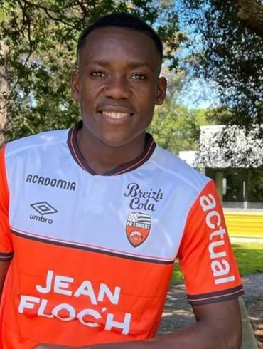 Arthur Avom sous le maillot du FC Lorient, courtisé par Strasbourg et Sunderland avant le mercato.