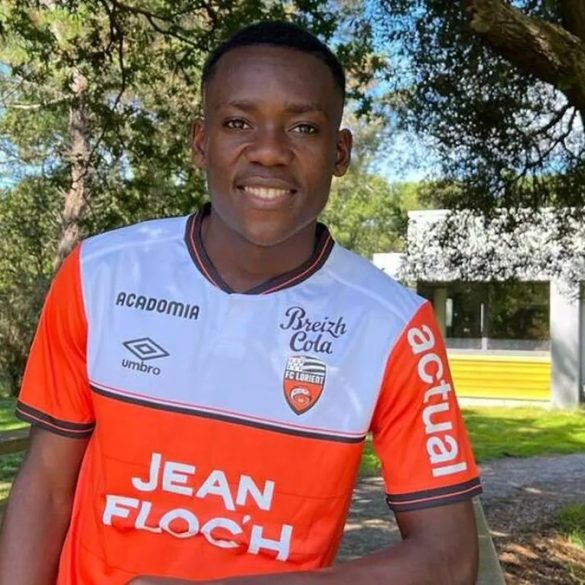 Arthur Avom sous le maillot du FC Lorient, courtisé par Strasbourg et Sunderland avant le mercato.