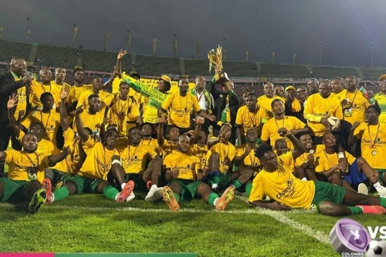 Les joueurs de la Panthère Sportive du Nde célèbrent leur sacre en Coupe du Cameroun 2025, trophée levé au milieu d’une marée jaune et verte.