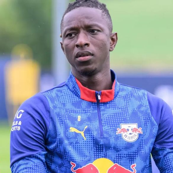 Amadou Haidara sous le maillot de Leipzig, ciblé par le RC Lens pour un transfert à moindre coût.