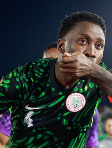 Wilfred Ndidi au centre des discussions après des publications affirmant qu’il est prêt à avancer les primes du Nigeria si le paiement tarde.