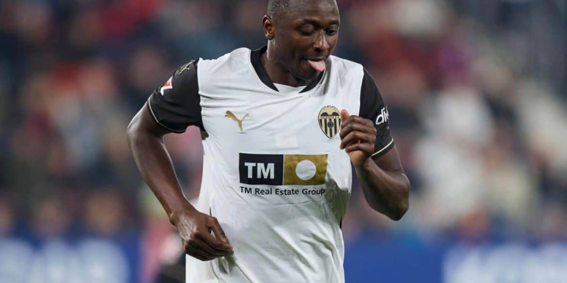 Umar Sadiq lors de sa présentation officielle avec le Valencia CF.