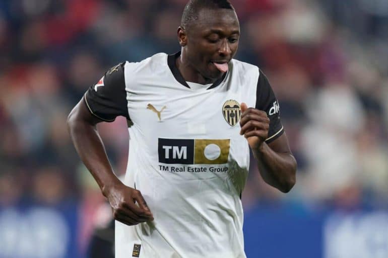 Umar Sadiq lors de sa présentation officielle avec le Valencia CF.