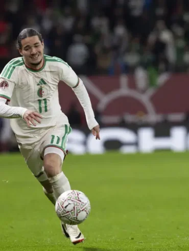 Anis Hadj Moussa dans le viseur de Chelsea alors que Feyenoord attendrait une offre majeure.