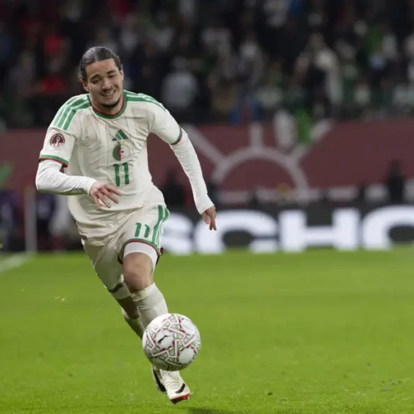 Anis Hadj Moussa dans le viseur de Chelsea alors que Feyenoord attendrait une offre majeure.