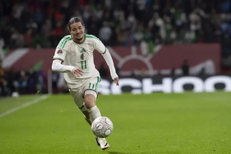 Anis Hadj Moussa dans le viseur de Chelsea alors que Feyenoord attendrait une offre majeure.