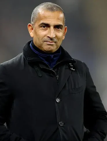 Sabri Lamouchi lors d’un match sur le banc, désormais nouveau sélectionneur de la Tunisie
