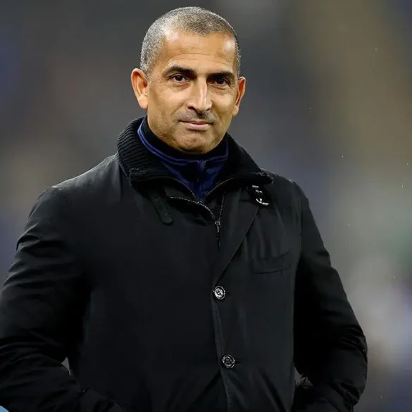 Sabri Lamouchi lors d’un match sur le banc, désormais nouveau sélectionneur de la Tunisie