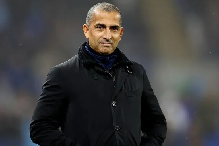 Sabri Lamouchi lors d’un match sur le banc, désormais nouveau sélectionneur de la Tunisie
