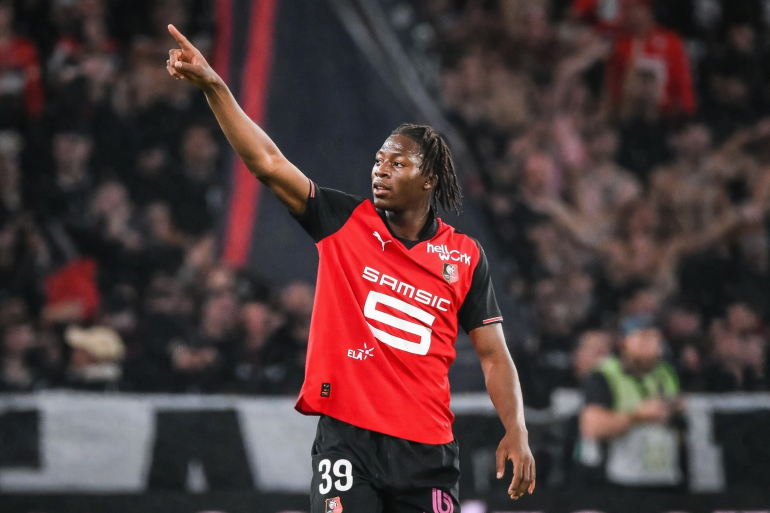 Mohamed Kader Meïté attire l’attention alors que son avenir international pourrait devenir un sujet majeur.