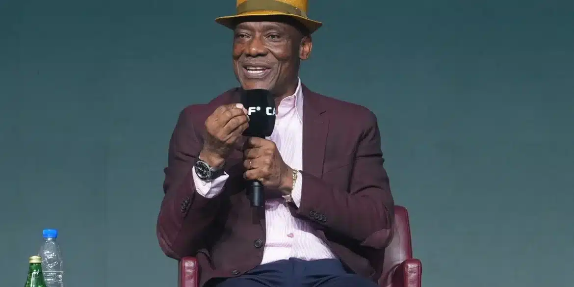 Joseph Antoine Bell au micro, après l’élimination du Cameroun en quarts de finale.