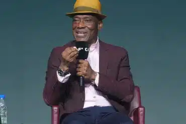 Joseph Antoine Bell au micro, après l’élimination du Cameroun en quarts de finale.